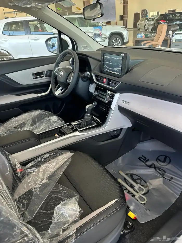 تويوتا فيلوز 7 ركاب 2025 اصفار جديده 3