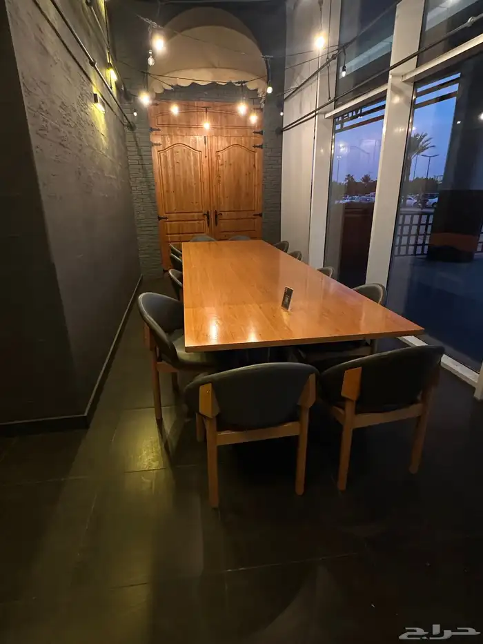 كراسي وطاولات وإنارات بتصميم مميز جدا بارك مول 1