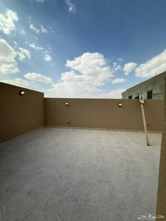 روف علوي بدرج داخلى وخارجي بمدينه ابها طريق المحاله 31