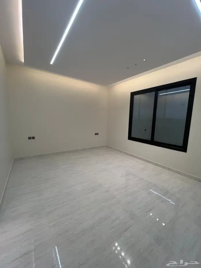 للبيع شقة علوية مع سطح خاص ابها حي الزهور 15