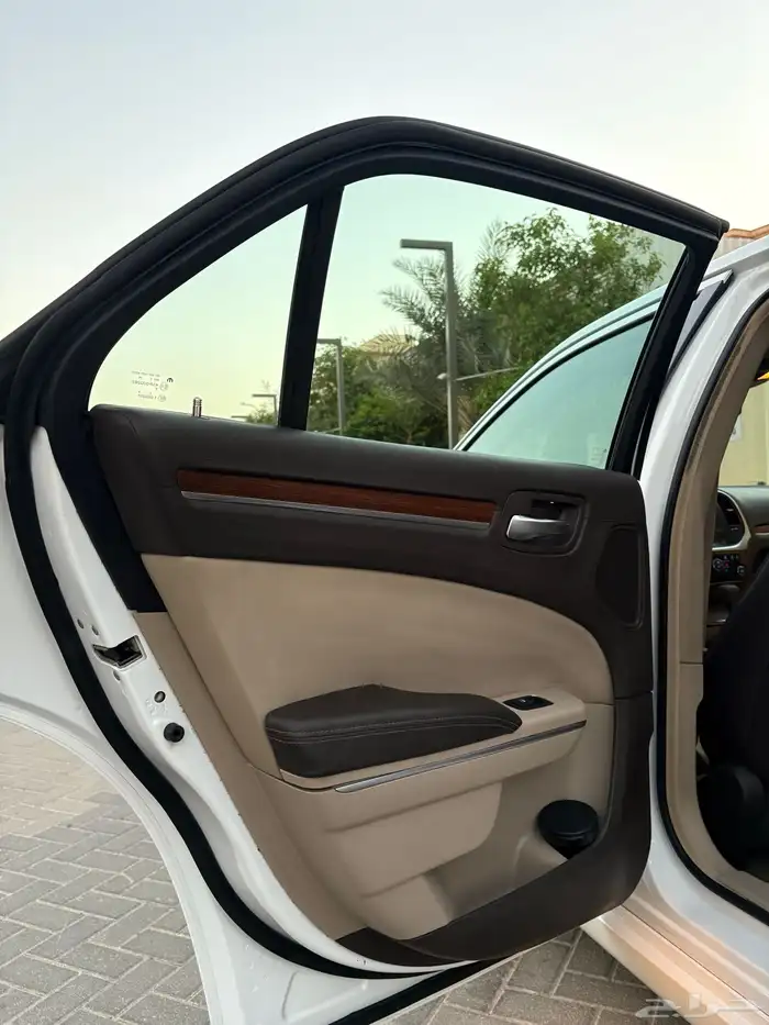 للبيع كرايزلر 2014 اكزكتيف V8 25