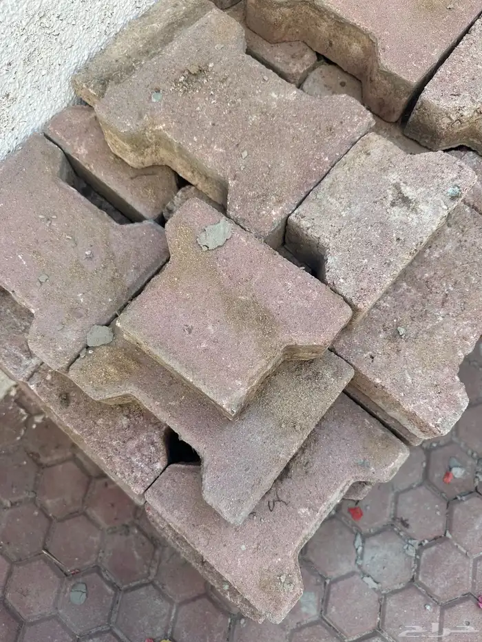 بلاط انتر لوك وكرسي حديد هزاز. مجانا . 1