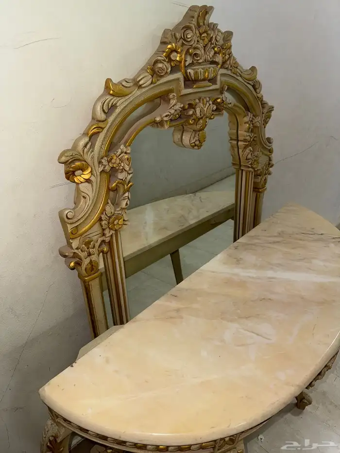 مراية نظيفة مع طاولة تصميم امريكي تنفع مدخل البيت 1