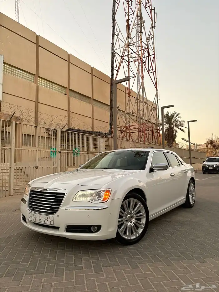 للبيع كرايزلر 2014 اكزكتيف V8 0