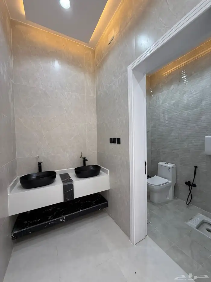 للبيع شقق ارضيه وشقق علويه ف ابها المحاله حي الزهور 7