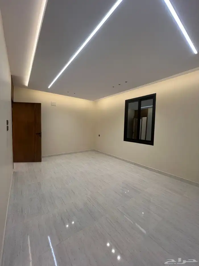 للبيع شقة علوية مع سطح خاص ابها حي الزهور 6