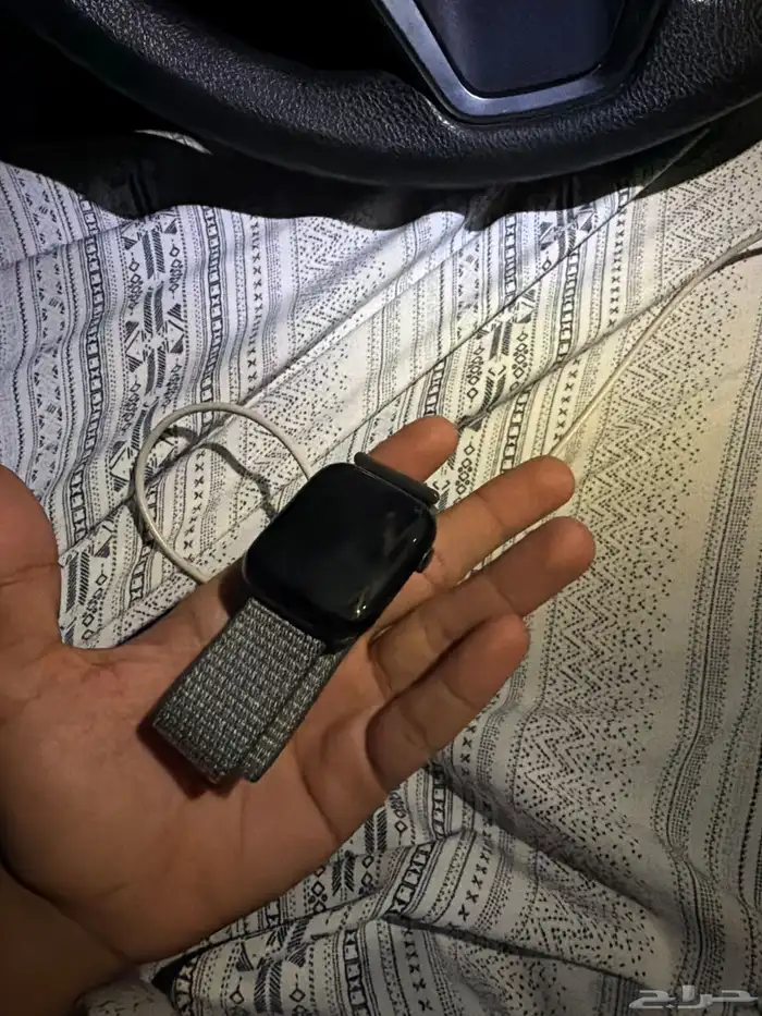 ساعة ابل الجيل السابع معاها كرتونها وشاحنها سليمه البيع 0