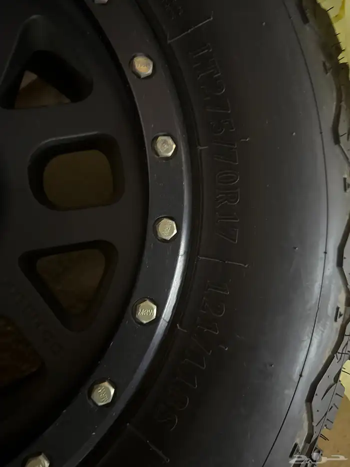 5 كبرات حجرية مع اربع جنوط الجنط 6 مسامير 4