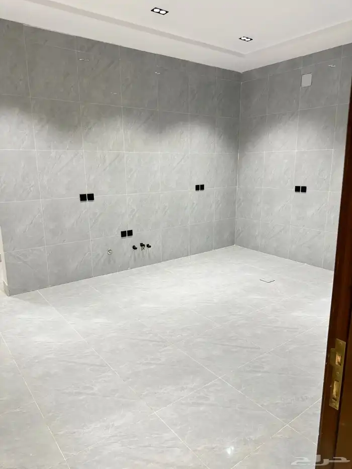 دور ارضي في حي الندوة بموقع مميز على شارع 20 وامام مرفق 10