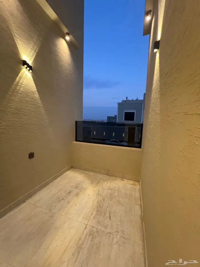 للبيع شقة علوية مع سطح خاص ابها حي الزهور 4