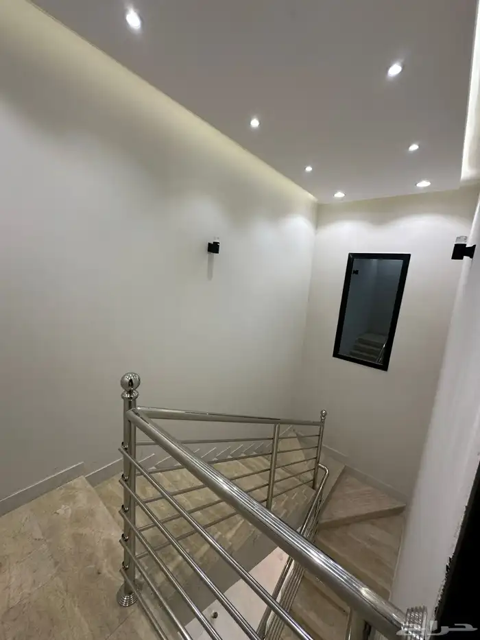 للبيع شقة مع درج داخلي للسطح بقرب من المطار 520 الف 15