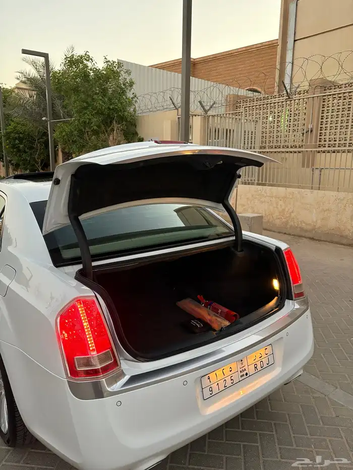 للبيع كرايزلر 2014 اكزكتيف V8 44