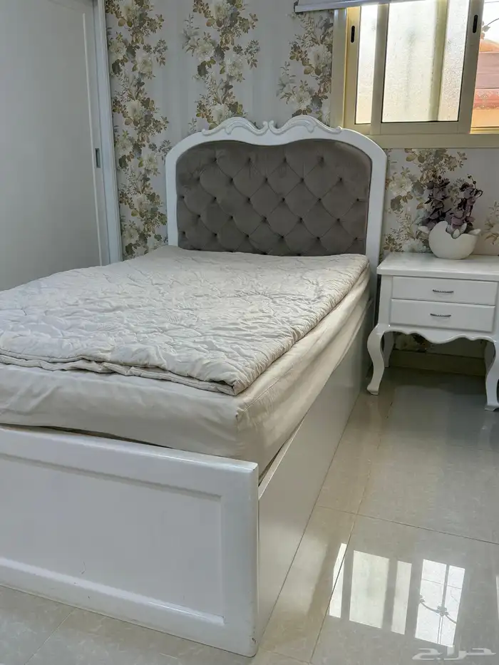 سرير و تسريحه للبيع 1