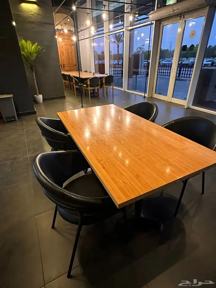 كراسي وطاولات وإنارات بتصميم مميز جدا بارك مول 0