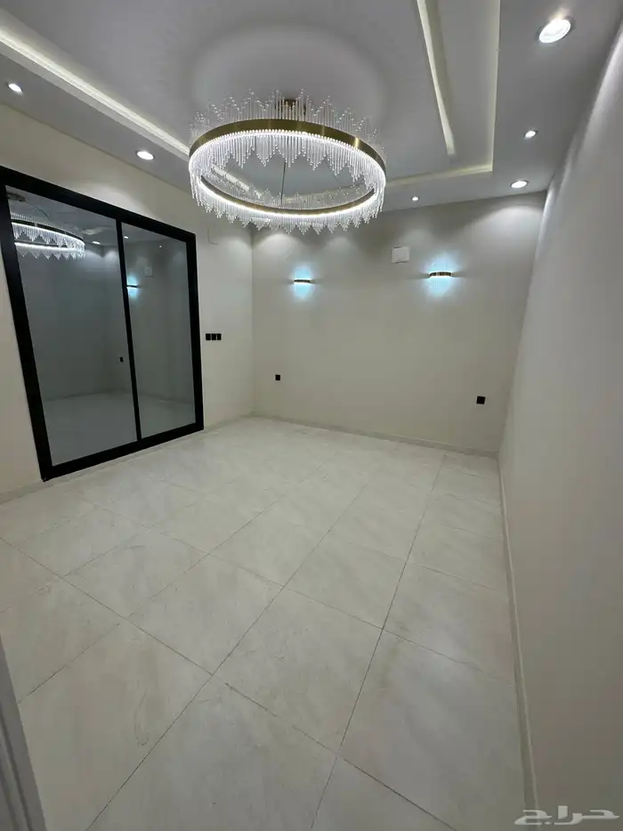 للبيع شقة مع درج داخلي للسطح بقرب من المطار 520 الف 3