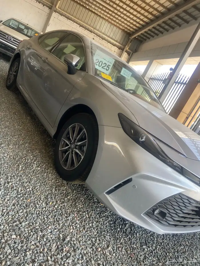 تويوتا كامري E استاندر بنزين سعودي 2025 اللون فضي 1