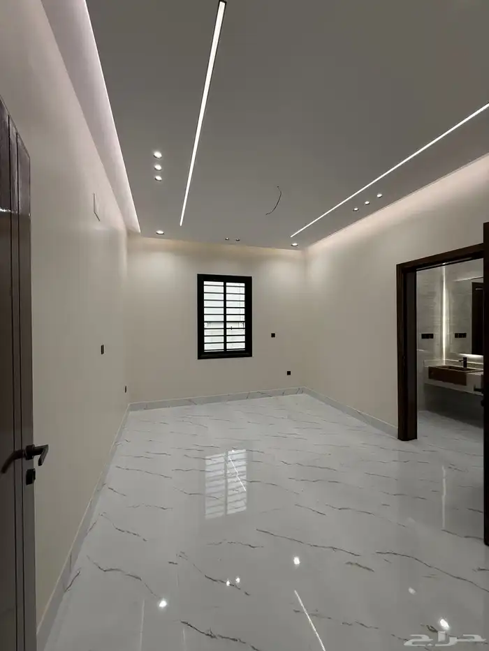 روف علوي بدرج داخلى وخارجي بمدينه ابها طريق المحاله 9