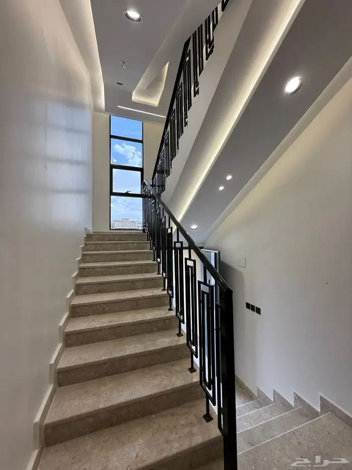 روف علوي بدرج داخلى وخارجي بمدينه ابها طريق المحاله 5