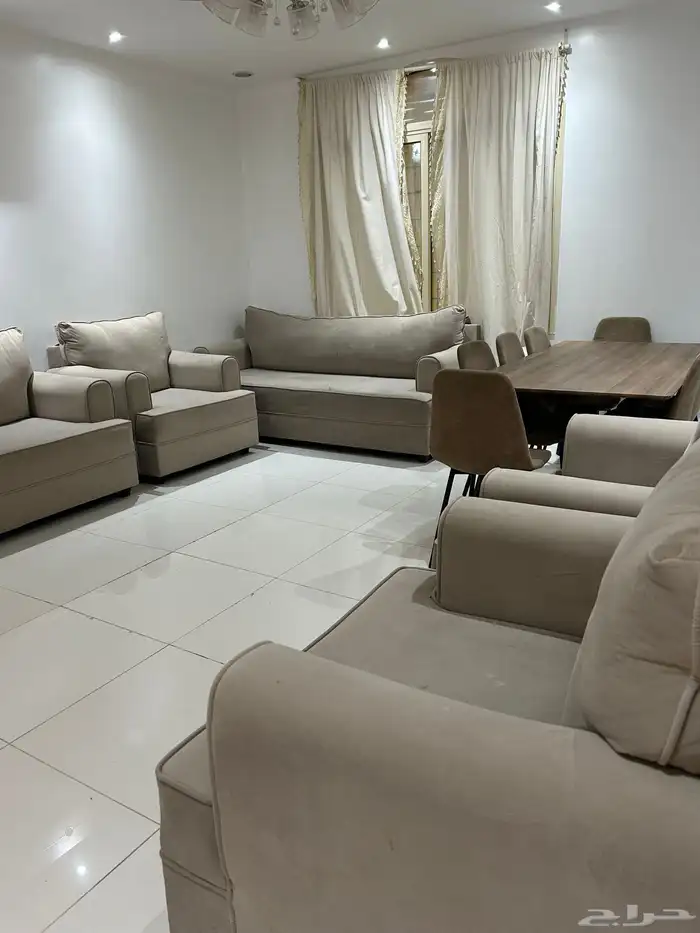 كنب 5 قطع حالتة جيدة مع طاولة طعام 8 كراسي حالتها ممتازة 3