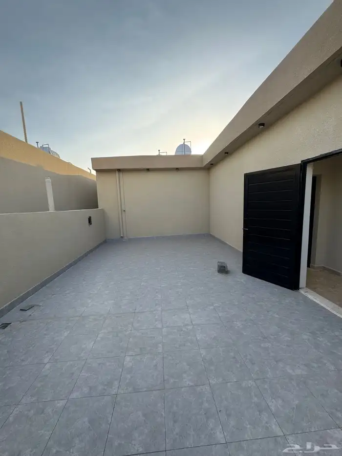 للبيع روف علوي دور ثاني مع ملحق مدخل مستقل مقابل نادي ضمك 25