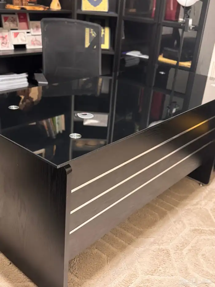 مكتب خشبي باللون الاسود بسطح زجاجي مع كرسي 0