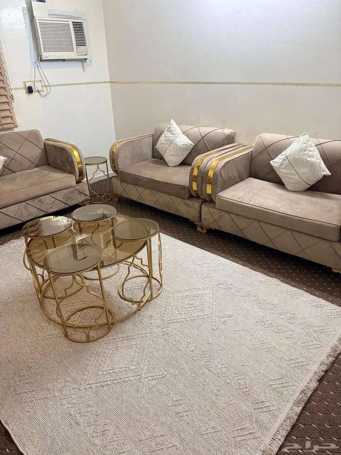 كنب للبيع مع الطاولة والستارة 1