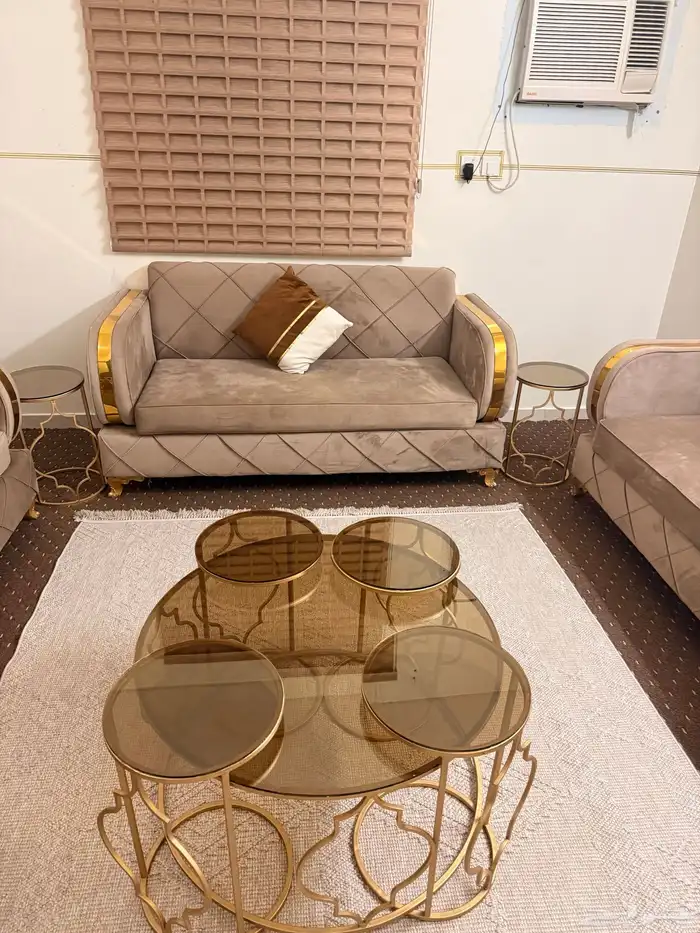 كنب للبيع مع الطاولة والستارة 3