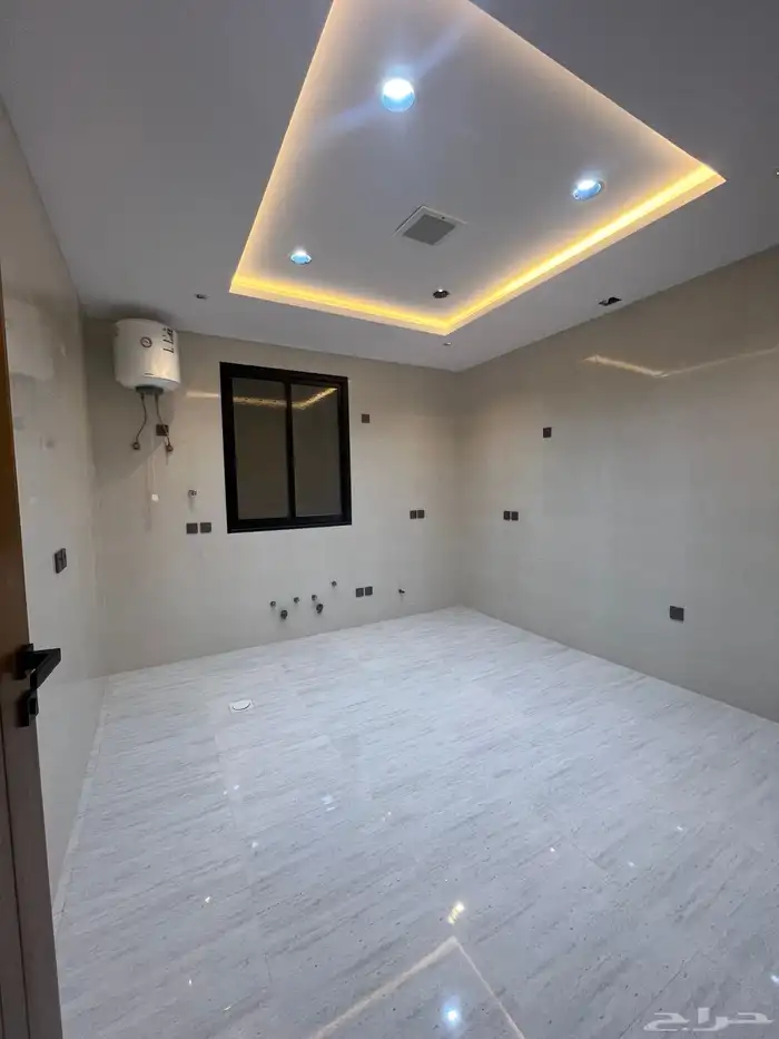 للبيع شقة علوية مع سطح خاص ابها حي الزهور 10