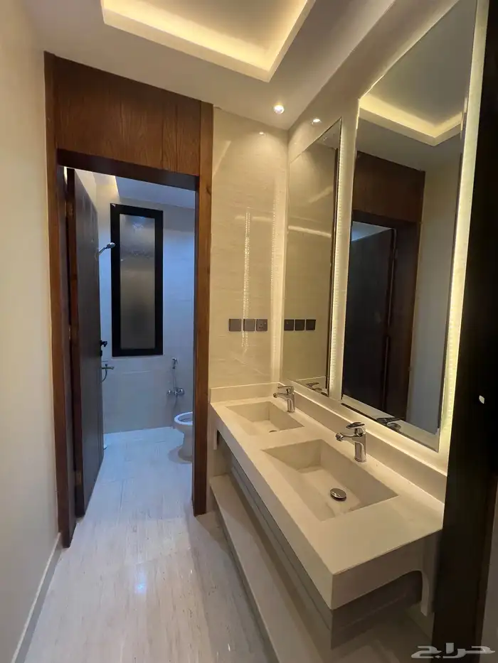 للبيع شقة علوية مع سطح خاص ابها حي الزهور 5