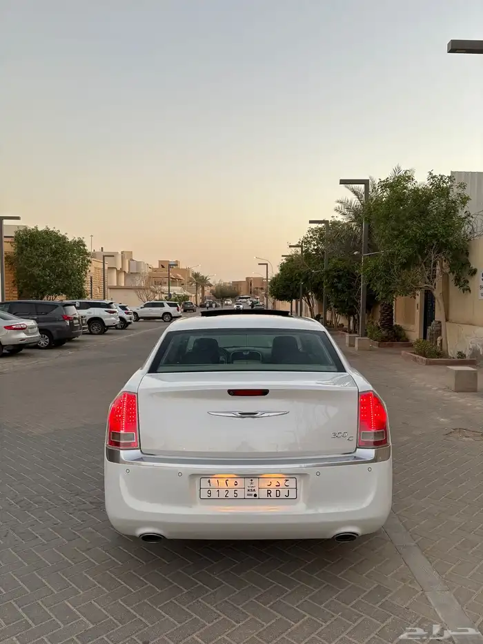 للبيع كرايزلر 2014 اكزكتيف V8 8