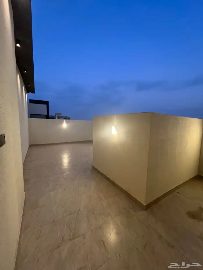 للبيع شقة علوية مع سطح خاص ابها حي الزهور 16