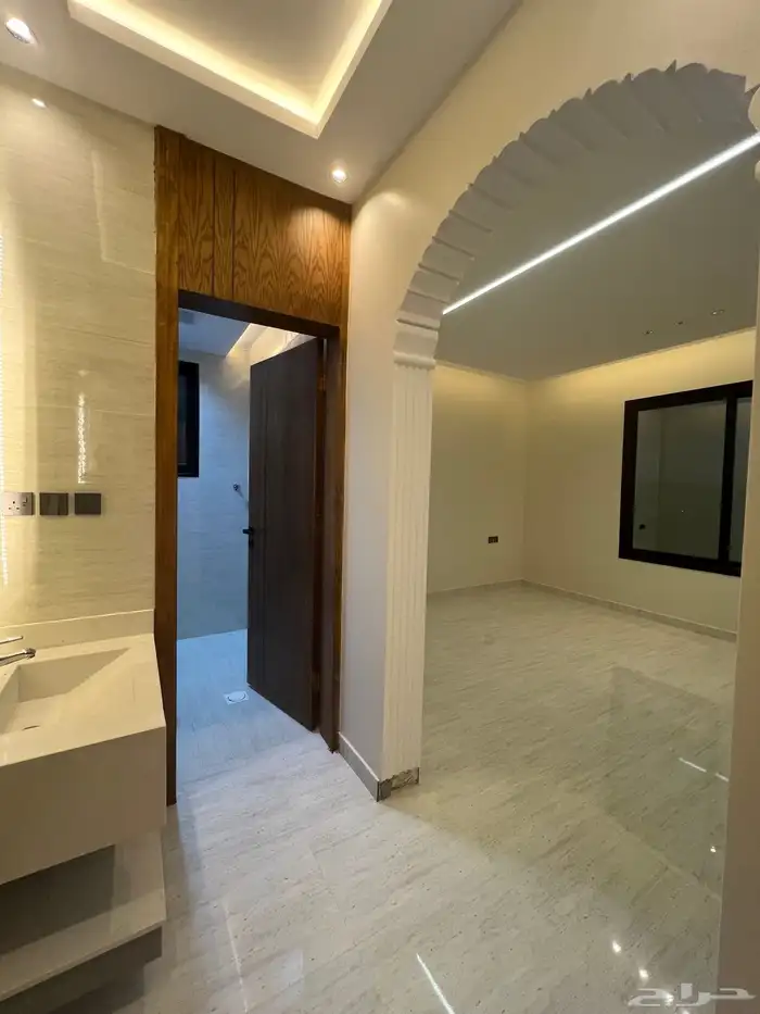 للبيع شقة علوية مع سطح خاص ابها حي الزهور 14