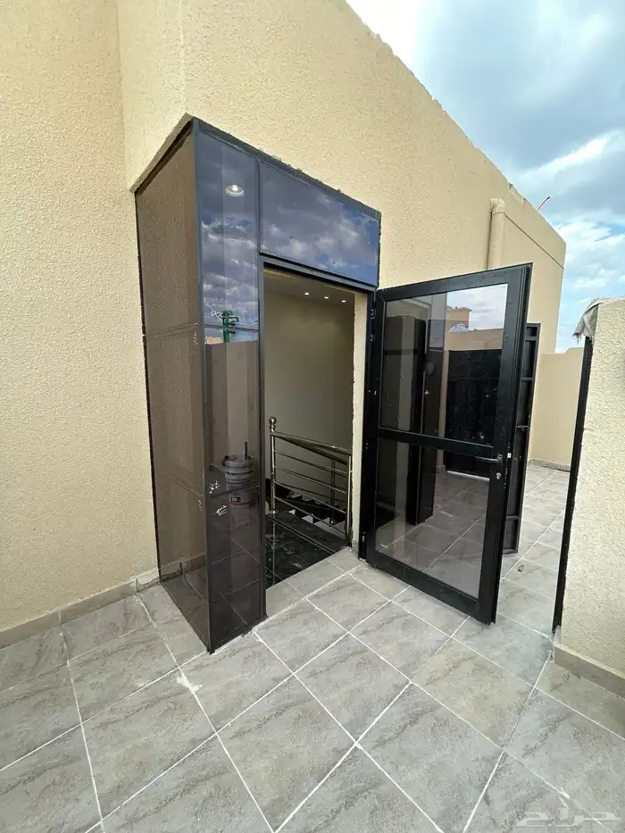 للبيع شقق فاخرة مكتملة الخدمات حي الإسكان موقع متميز 24