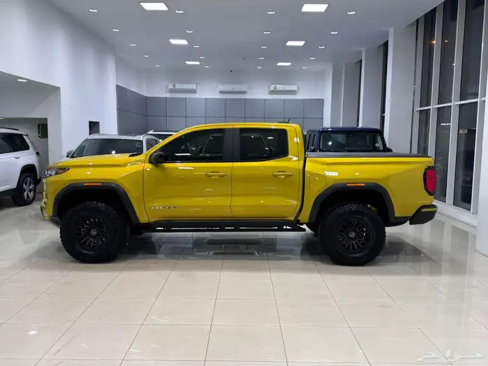 للبيع  جي إم سي كانيون AT4X - موديل 2024 (لون ذهبي) 0