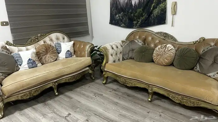 كنب قطعتين مع المخداث للبيع 3