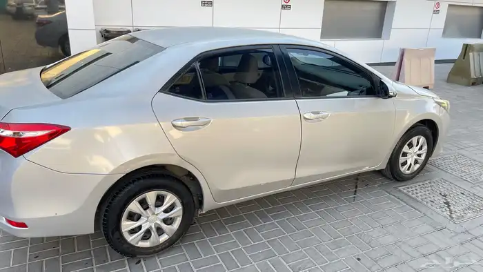 تويوتا كورولا 2015 بحاله ممتازه مالك اول من الوكالة 4