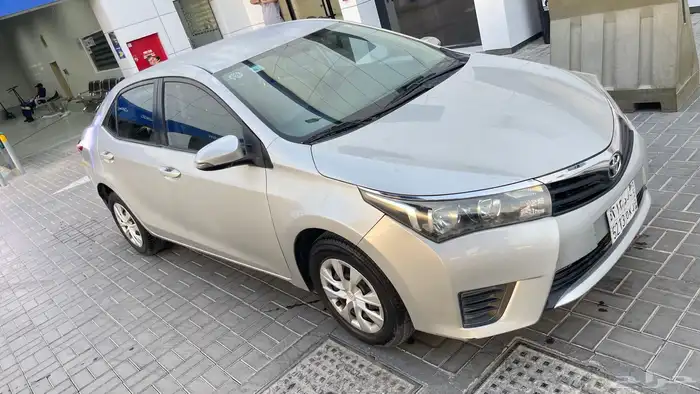 تويوتا كورولا 2015 بحاله ممتازه مالك اول من الوكالة 13