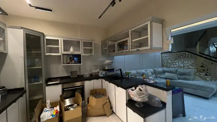 للبيع مطبخ  3 م ونص في 3 م وكونتر 1