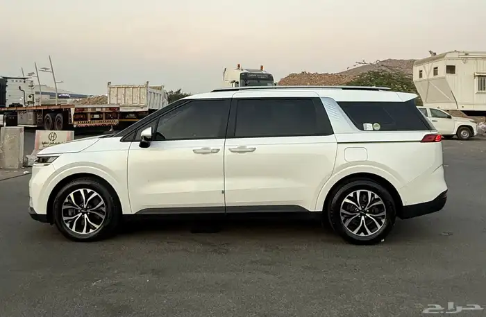 كيا كارنفال 2023 ( بنزين ) نص فل شبه جديدة 6