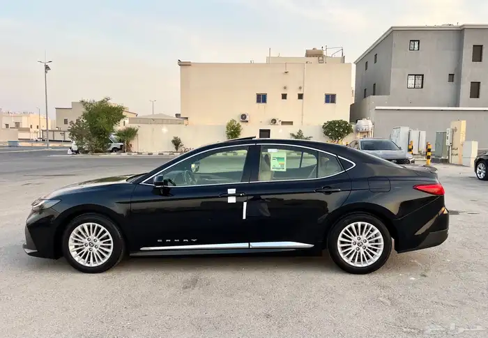 تويوتا كامري LE بنزين 2025 سعودي لون اسود بحاله الجديد 4