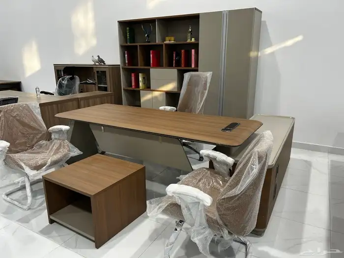 طاولة مكتب بلمسة فنية  متوفرة بأحجام مختلفة. 20