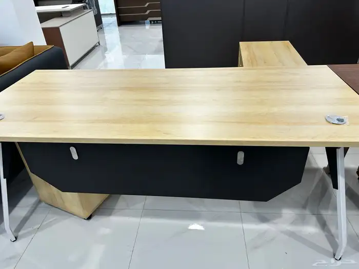 طاولة مكتب بلمسة فنية  متوفرة بأحجام مختلفة. 19