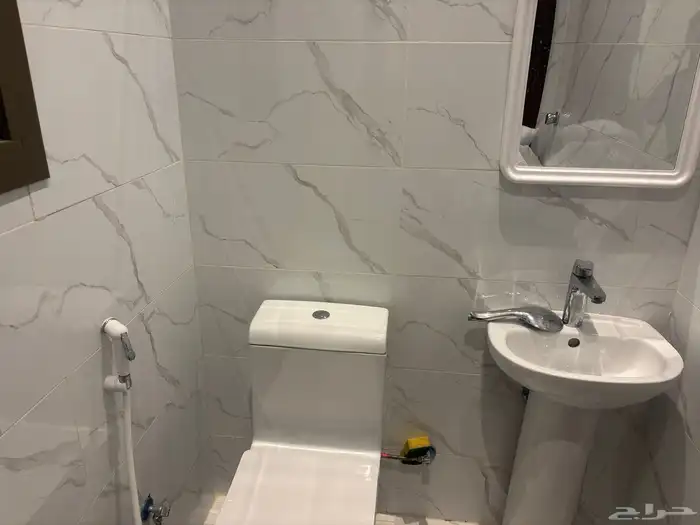 كرسي حمام مغسلة مرايه شطاف للبيع 0