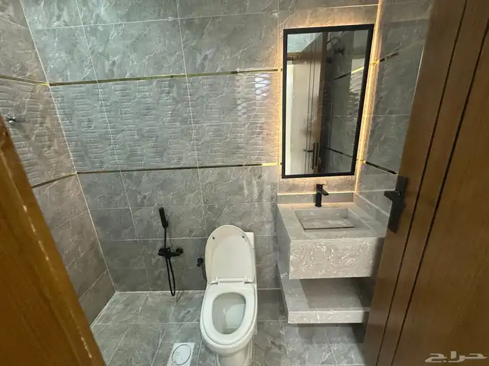 فيلا نصف ارض للبيع حي الشفا مستقله ثلاث ادوار مصعد راكب 24