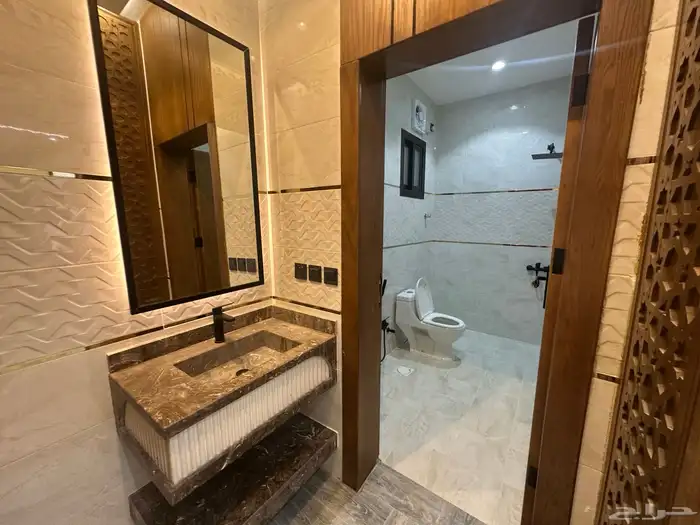 فيلا نصف ارض للبيع حي الشفا مستقله ثلاث ادوار مصعد راكب 20