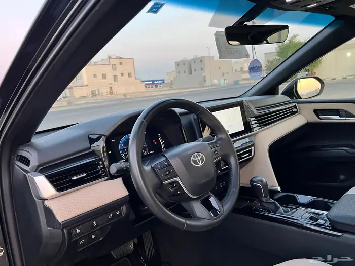 تويوتا كامري LE بنزين 2025 سعودي لون اسود بحاله الجديد 8