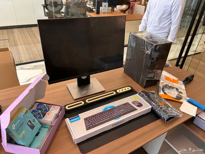 عرض مكتب مع كمبيوتر مكتبي 11