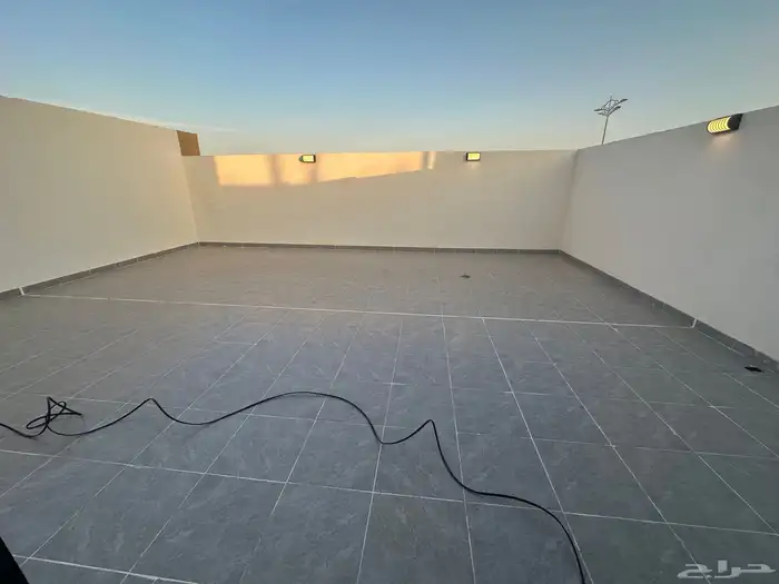 فيلا نصف ارض للبيع حي الشفا مستقله ثلاث ادوار مصعد راكب 27