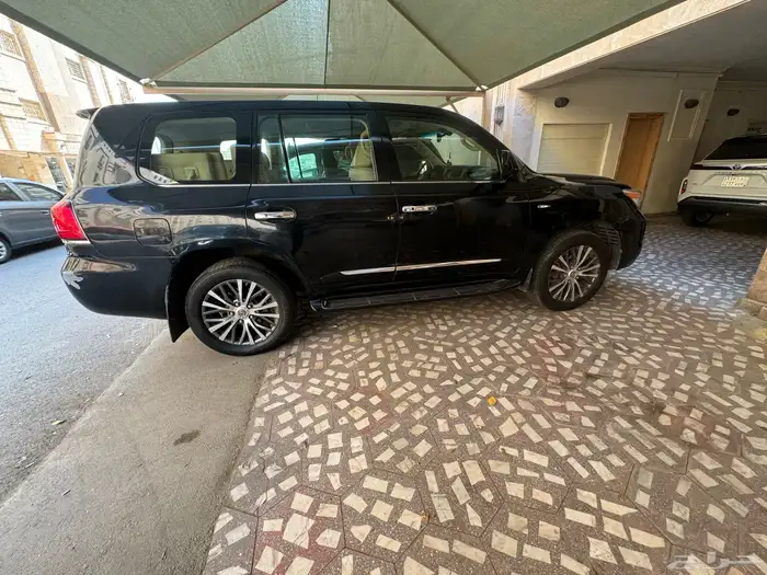 لكزس لون اسود 570 جيب نظيف جدا ماشي 235 الف كيلو 2