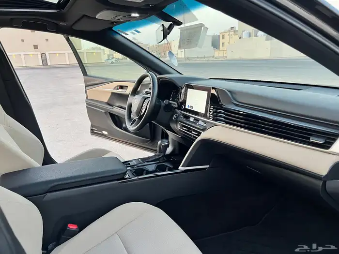 تويوتا كامري LE بنزين 2025 سعودي لون اسود بحاله الجديد 9